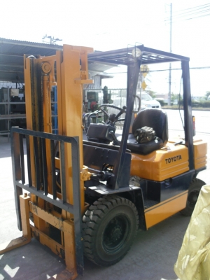 รถยกโตโยต้ารุ่น 5 น้ำหนักยก 2.5 ตัน เสาสูง 3 เมตร เครื่องดีเซล เกียร์ธรรมดา