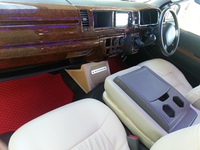 ขายรถตู้ToyotaCommuter2010สวยสภาพเหมือนป้ายแดง