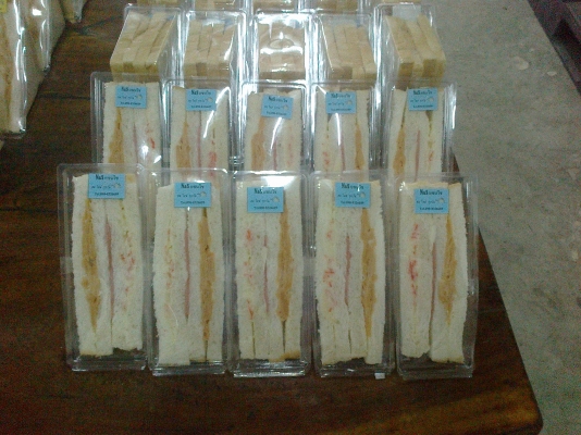 ขายแชนวิสสดชิ้นละ12-13บาทตามจำนวนครับ0908326698