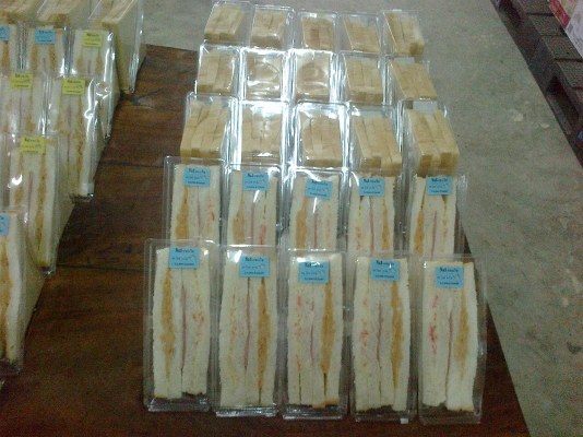 ขายแชนวิสสดชิ้นละ12-13บาทตามจำนวนครับ0908326698