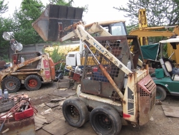 ลงภาพการยกของรถตักครับ -  รถตักล้อยาง BOBCAT เครื่องดีเซล 2 สูบ KUBOTA = ราคา 88,000 บาท