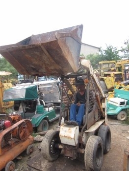 ลงภาพการยกของรถตักครับ -  รถตักล้อยาง BOBCAT เครื่องดีเซล 2 สูบ KUBOTA = ราคา 88,000 บาท