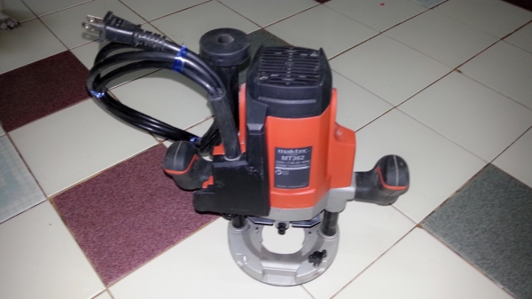 ขายเครื่องเราเตอร์เซาะร่องสำหรับงานทั่วไปยี่ห้อmaktecรุ่นMT362(1,650วัตต์)สภาพดีมากเกิน90\%ครับ