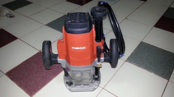 ขายเครื่องเราเตอร์เซาะร่องสำหรับงานทั่วไปยี่ห้อmaktecรุ่นMT362(1,650วัตต์)สภาพดีมากเกิน90\%ครับ