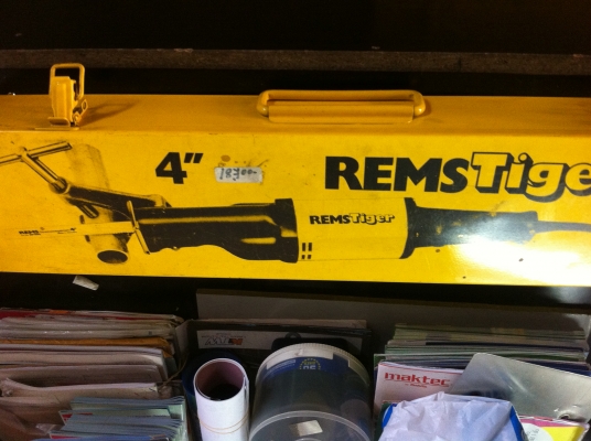 เลื่อยไฟฟ้า REMS ของเยรมัน แบบพกพาใส่ใบได้หลายแบบ นำไปตัดงานภาคสนามสะดวกมาก ตัดงานได้ทุกอย่าง มีอุปกรณ์ช่วยจับท่อกลมให้ด้วย ใช้ไฟ 220 V.