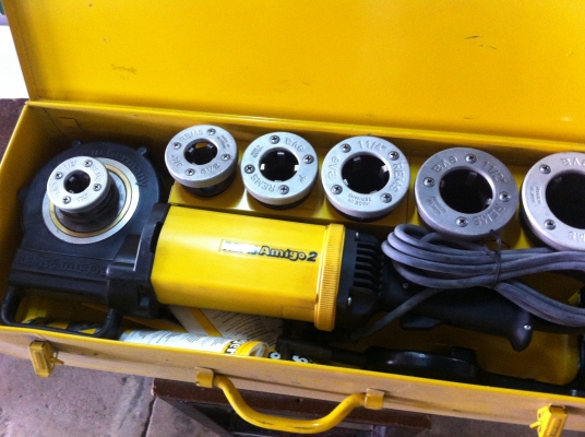 เครื่องต๊าปเกลียวท่อ REMS ของใหม่จากเยรมันยังไม่เคยถูกใช้งานมีชุดมีเกลี่ยวมาให้ 6 ตัว ใช้งานง่ายสะดวกต่อการเคลื่อนย้าย รอบการทำงานช้าได้แรงบิดเยอะ เปลี่ยนชุดปากเกลี่ยวง่ายเร็ว ใช้ไฟ 220 V.