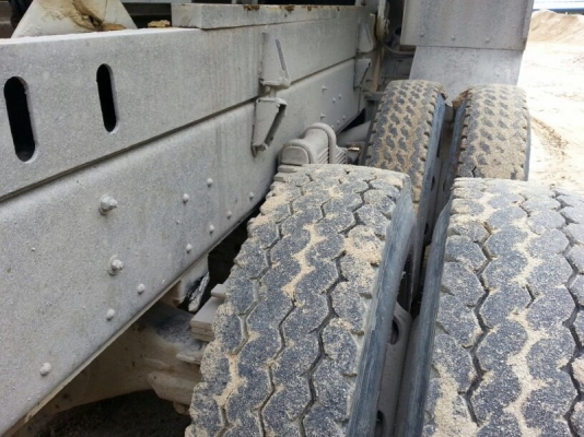 รถอีซูซุ 10 ล้อดั้ม 270 แรงม้า. ปี 47  ( ปลายปี. )  สนใจติดต่อ  081 - 6079515