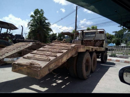 รถนิสสัน  10 ล้อ ท้ายลาด CWM41M.  265 แรงม้า.  สนใจติดต่อ  081 - 6079515