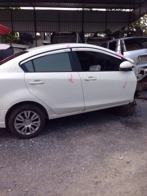 ซากมาสด้า2 รุ่น4ประตู เเยกขายเป็นอะไหลมีอีกหลายรุ่น