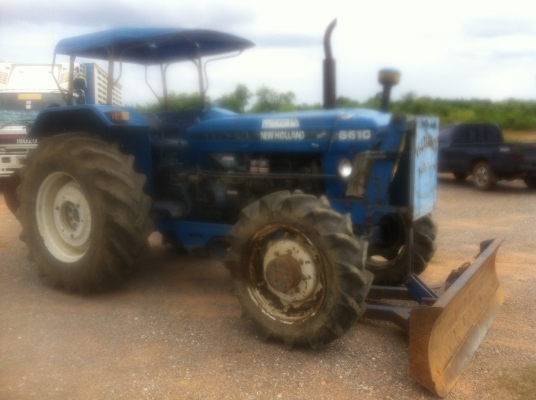 ต้องการขายรถไถ ฟอร์ด  6610 สองเพลาเสื้อลาย แบตใหม่