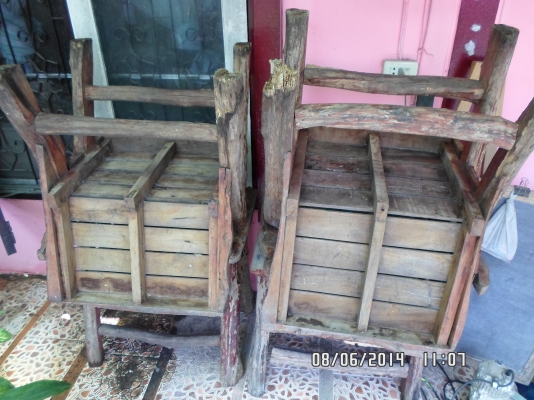 โต๊ะ 8 เหลี่ยม เก้าอี้ 4 ตัว เก่ามากตามกาลเวลา ไม่ได้ใช้ โต๊ะ 8 เหลี่ยม เก้าอี้ 4 ตัว เก่ามากตามกาลเวลา ไม่ได้ใช้