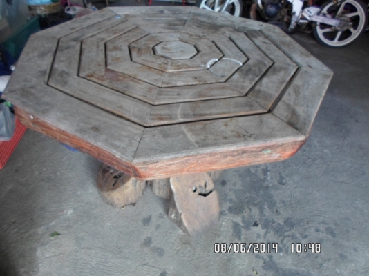 โต๊ะ 8 เหลี่ยม เก้าอี้ 4 ตัว เก่ามากตามกาลเวลา ไม่ได้ใช้