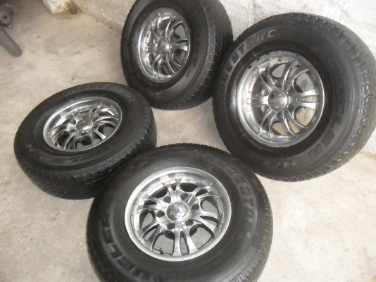 โปรแร๊ง ล้อแม็ก 15นิ้ว 6รูพร้อมยาง 255/70R15 สวยๆ 4 ล้อ ราคา 4500 บาท