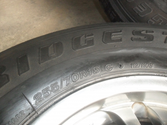 โปรแร๊ง ล้อแม็ก 15นิ้ว 6รูพร้อมยาง 255/70R15 สวยๆ 4 ล้อ ราคา 4500 บาท