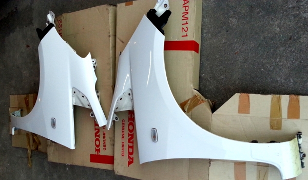 แก้มบังโคลน HONDA JAZZ แท้ถอดสีขาวพร้อมใช้