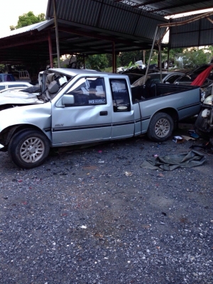 ซากอีซุซูมังกรรื้อขายเป็นอะไหลทุกอย่าง ซากอีซุซูมังกรรื้อขายเป็นอะไหลทุกอย่าง