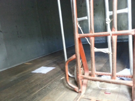 รถอีซูซุ 6 ล้อ ตู้แห้ง  NPR  120 แรงม้า.  ( ฝาขาว. )  ปี 41 - 42  ( ขาย 2 คัน. )  สนใจติดต่อ  081 - 6079515