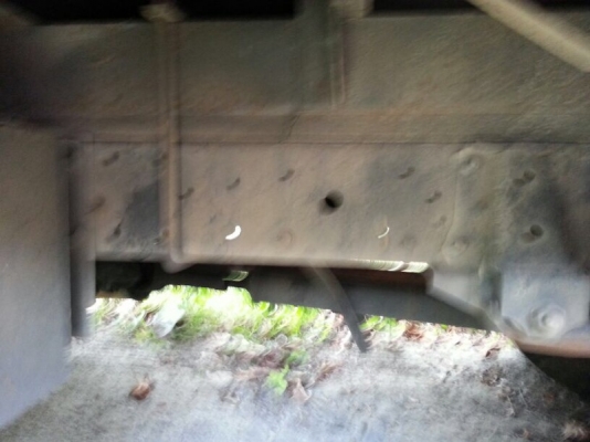 รถอีซูซุ 6 ล้อ ตู้แห้ง  NPR  120 แรงม้า.  ( ฝาขาว. )  ปี 41 - 42  ( ขาย 2 คัน. )  สนใจติดต่อ  081 - 6079515