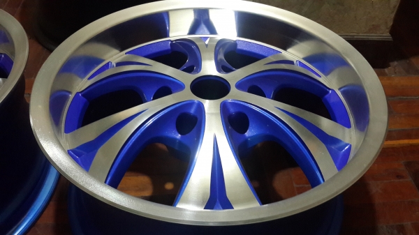 ล้อนอกสวยๆขอบ 17 6รู กว้าง 8 ครบชุด 4วง