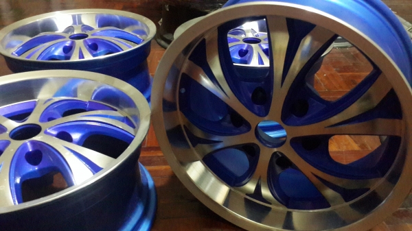 ล้อนอกสวยๆขอบ 17 6รู กว้าง 8 ครบชุด 4วง