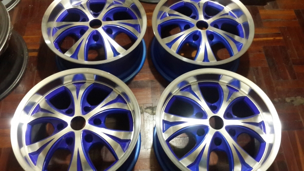 ล้อนอกสวยๆขอบ 17 6รู กว้าง 8 ครบชุด 4วง