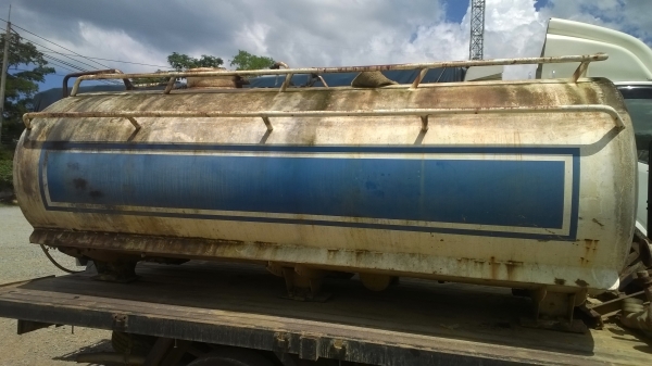 ถังน้ำ6000ลิตร สวยมาก..ยกลงจาก6ล้อเล็ก..มีปั้มสูบน้ำครบชุด...