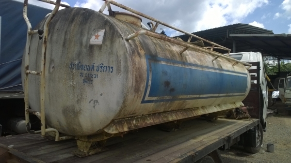ถังน้ำ6000ลิตร สวยมาก..ยกลงจาก6ล้อเล็ก..มีปั้มสูบน้ำครบชุด...