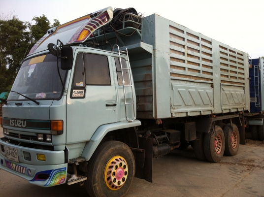 ต้องการขายรถอีซูซุ  240  นางฟ้าแท้