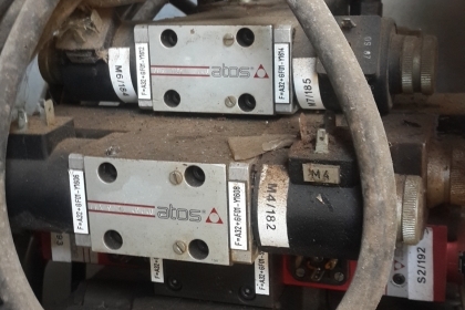 เครื่องดัดเหล็กไฮโดรลิคของฮอลแลนด์สภาพพร้อมใช้งานครับเป็นระบบควบคุมด้วยรีโมทครับตู้ไฟครับเป็นของฮอนแลนครับไฮโดรลิคครับเหล็กขนาดหนาๆสบายๆสบายๆคับตัวนี้สนใจสอบถามได้ครับ