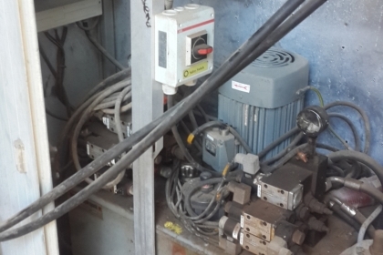 เครื่องดัดเหล็กไฮโดรลิคของฮอลแลนด์สภาพพร้อมใช้งานครับเป็นระบบควบคุมด้วยรีโมทครับตู้ไฟครับเป็นของฮอนแลนครับไฮโดรลิคครับเหล็กขนาดหนาๆสบายๆสบายๆคับตัวนี้สนใจสอบถามได้ครับ