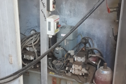 เครื่องดัดเหล็กไฮโดรลิคของฮอลแลนด์สภาพพร้อมใช้งานครับเป็นระบบควบคุมด้วยรีโมทครับตู้ไฟครับเป็นของฮอนแลนครับไฮโดรลิคครับเหล็กขนาดหนาๆสบายๆสบายๆคับตัวนี้สนใจสอบถามได้ครับ