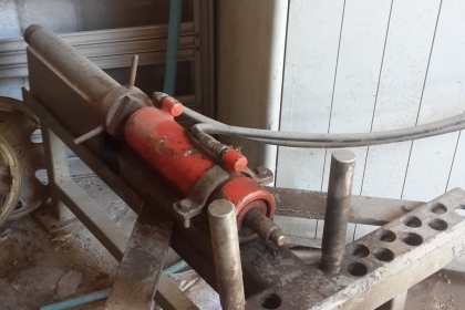 เครื่องดัดเหล็กไฮโดรลิคของฮอลแลนด์สภาพพร้อมใช้งานครับเป็นระบบควบคุมด้วยรีโมทครับตู้ไฟครับเป็นของฮอนแลนครับไฮโดรลิคครับเหล็กขนาดหนาๆสบายๆสบายๆคับตัวนี้สนใจสอบถามได้ครับ