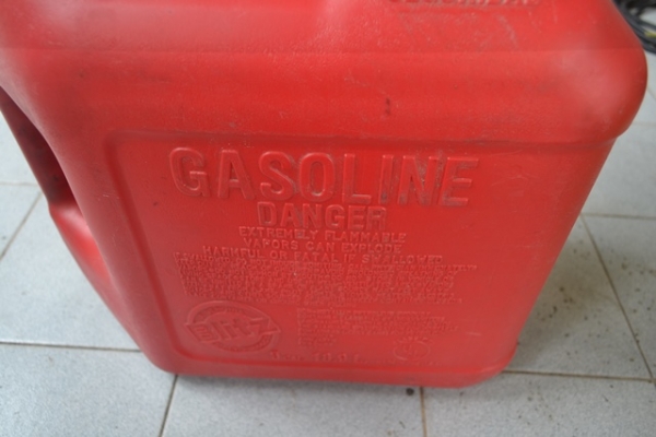 ถังใส่นำ้มัน 18.9 ลิตร Blitz U.S.A  รวมค่าส่ง EMS