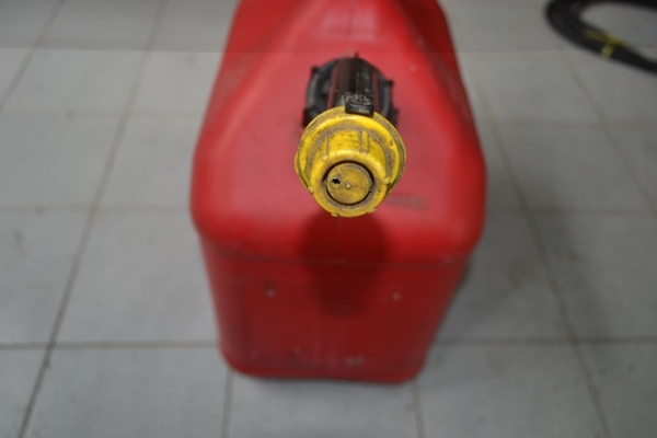 ถังใส่นำ้มัน 18.9 ลิตร Blitz U.S.A  รวมค่าส่ง EMS