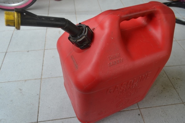 ถังใส่นำ้มัน 18.9 ลิตร Blitz U.S.A  รวมค่าส่ง EMS