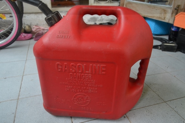 ถังใส่นำ้มัน 18.9 ลิตร Blitz U.S.A  รวมค่าส่ง EMS