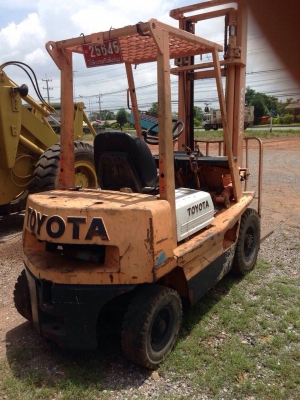 ขายรถฟอร์คลิฟท์ Toyota รุ่น 4 เครื่องดีเซล ขนาด 2 ตัน ยกสูง 4 เมตร พร้อมใช้งาน