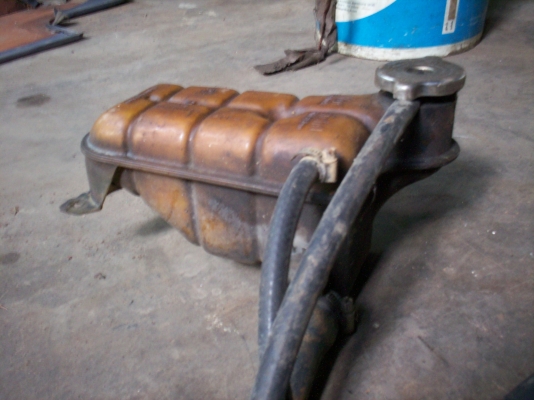 หม้อพักน้ำ เบนซ์W124 ขายถูกๆครับ 500บาท มีท่อยางน้ำให้ด้วย 0890671028