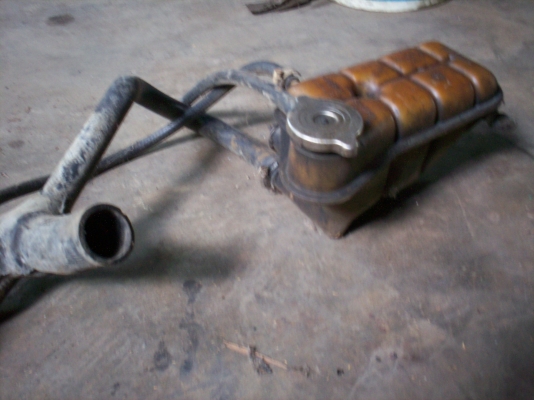 หม้อพักน้ำ เบนซ์W124 ขายถูกๆครับ 500บาท มีท่อยางน้ำให้ด้วย 0890671028