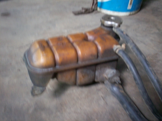 หม้อพักน้ำ เบนซ์W124 ขายถูกๆครับ 500บาท มีท่อยางน้ำให้ด้วย 0890671028