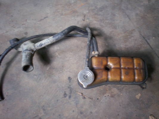 หม้อพักน้ำ เบนซ์W124 ขายถูกๆครับ 500บาท มีท่อยางน้ำให้ด้วย 0890671028