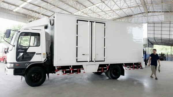 ขาย รถ บรรทุก 6 ล้อ ฮีโน่ตู้ ปี 2002 สมอทอง รุ่น FC4J  รถห้างแท้ เครื่อง JO5C 135 แรง ตู้ยาว 5.50 เมตร ตู้สวย พร้อมใช้ ราคา 830,000 โทร 087-2058598