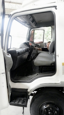 ขาย รถ บรรทุก 6 ล้อ ฮีโน่ตู้ ปี 2002 สมอทอง รุ่น FC4J  รถห้างแท้ เครื่อง JO5C 135 แรง ตู้ยาว 5.50 เมตร ตู้สวย พร้อมใช้ ราคา 830,000 โทร 087-2058598