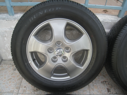 ขายล้อแม็ก vigo 16"x 6" et45 5 รู 114.3 สีรมดำ ยาง dunlop sp lt37 215/65r16 ยางผลิตสัปดาห์ที่ 11 ปี 12 ดอกยาง 80-90\%  สนใจติดต่อเล็กคลองสามครับ 081-3747940