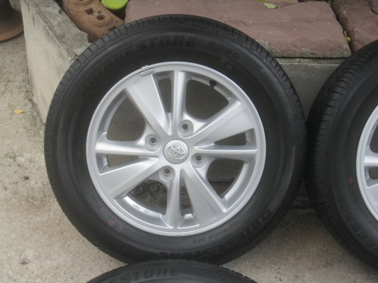 ขายล้อแม็กป้ายแดง Toyota avanza 15"x5" et45 4รู114.3 พร้อมยาง Bridgestone b250 185/65r15 ยางผลิตสัปดาห์ที่ 13 ปี14 ตุ่มและสีที่หน้ายางมีทุกเส้นครับ  สนใจติดต่อเล็กคลองสามครับ 081-3747940