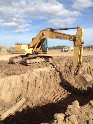 รถขุด KOMATSU PC200-7 รถใช้งานดี สีเดิมๆทั้งคัน รถสวยเนี๊ยบ มีทะเบียน