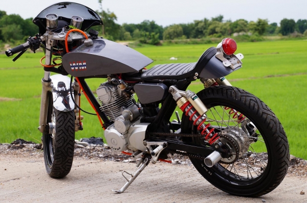 ขาย HONDA JX 200 CC แต่ง คาเฟ่ สภาพสวยมาก ล้อ US 3.5 นิ้ว หน้า และ หลัง ยางดอกเต็ม เครื่องเบิกใหม่ แบตใหม่ ระบบไฟ ติดครบ ขับนิ่ม แน่น เสียงโหด สภาพโดยรวมตามรูปครับ ทะเบียนพร้อมโอน ภาษี ขาดต่อนะครับ เอกสาร อินวอย เครื่อง ครบ