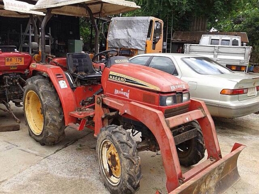 ขายรถไถ NAGANU เครื่อง 31 แรง 2 เพลา มีใบดันหน้า เอกสารเล่มทะเบียนมี 2 คัน