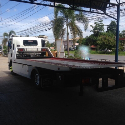 รถอีซูซุ 6 ล้อ  พื้นเรียบ NPR  150 แรงม้า. ปี 57  ( รถวิ่ง 1,9xx กม. )  สนใจติดต่อ  081 - 6079515