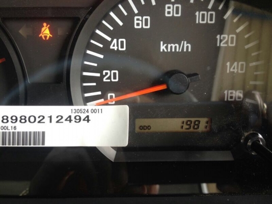 รถอีซูซุ 6 ล้อ  พื้นเรียบ NPR  150 แรงม้า. ปี 57  ( รถวิ่ง 1,9xx กม. )  สนใจติดต่อ  081 - 6079515